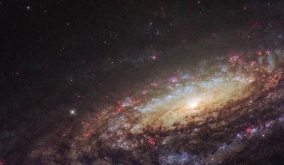 哈勃太空望远镜，拍摄到壮观的飞马座旋涡星系，距地球4500万光年