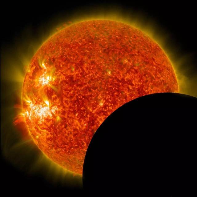 今晚，太空中一个巨大的球形物体，将在北美上空遮住太阳的光辉-3.jpg