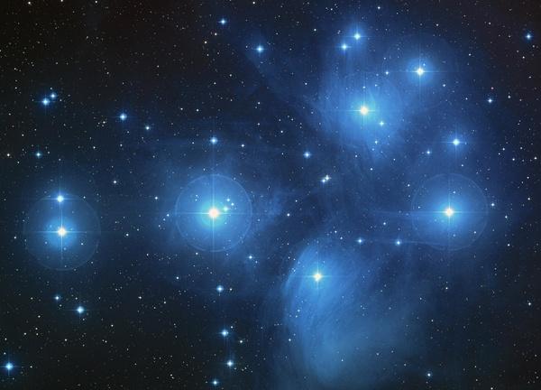 著名的七姊妹星团内发现许多变星，且其中之一脸上还长了个“斑”-1.jpg