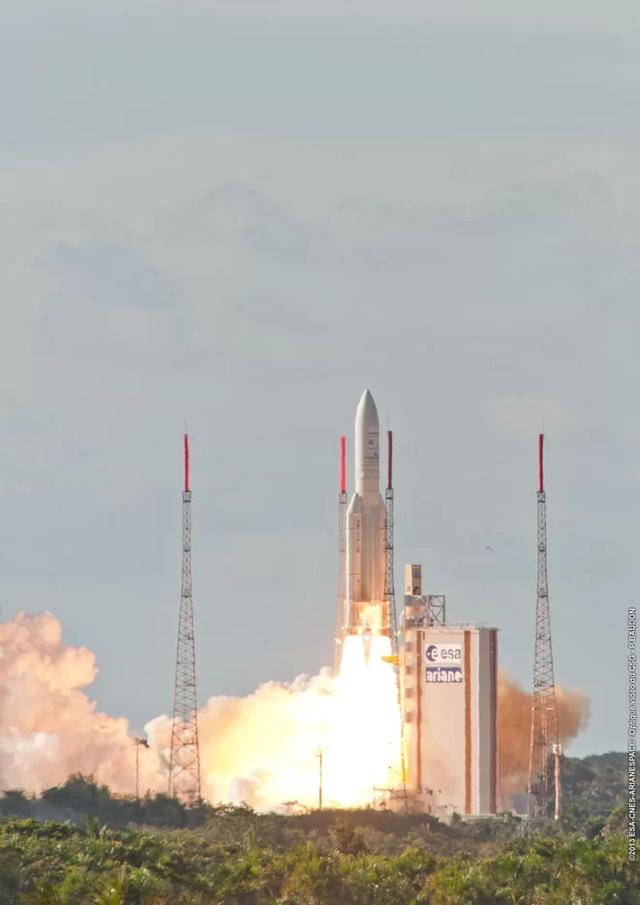 阿丽亚娜5号火箭尽管发射异常，但最终还是成功进去太空-2.jpg