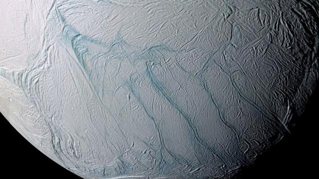 土卫二地表下两公里存在液态水，以及比想象更温暖的热源-1.jpg