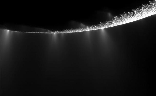 土卫二地表下两公里存在液态水，以及比想象更温暖的热源-2.jpg