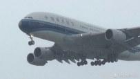 南航A380客机疑遇冰雹致挡风玻璃破损，飞机平安降落北京