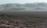 好奇号捕捉到壮观的火星全景，不知道的人还以为是地球上的大草原