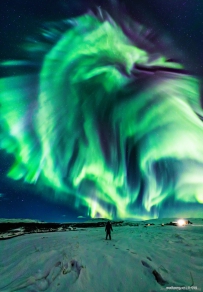 冰岛上空的龙形极光