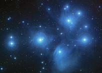 著名的七姊妹星团内发现许多变星，且其中之一脸上还长了个“斑”