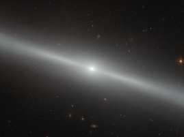 NGC 4762: 位于边缘的的星系