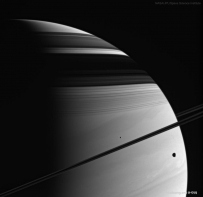 卡西尼号拍摄的土星：卫星、环、暗影和云