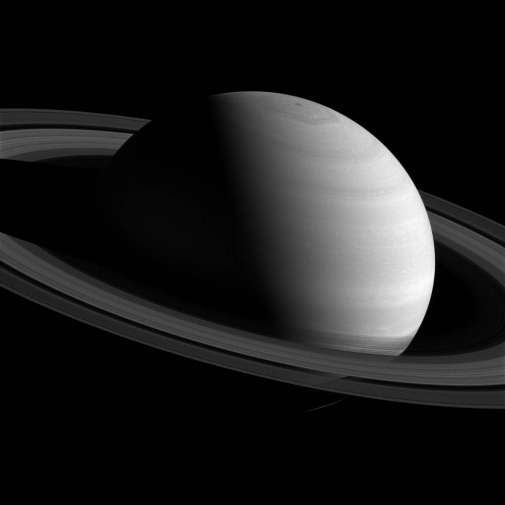 卡西尼环绕土星环平面，在星球的赤道