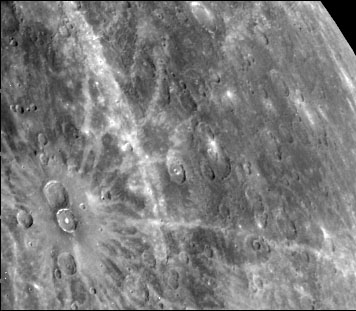 两个分别宽约四十公里的非常显眼的放射状陨坑。从左上至中下的条形白色构造与此无关 ...