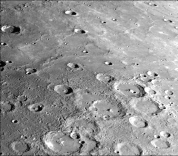 位于水星北半球的一个地区。前方是陨坑群，后方是大片的光滑平原 ...
