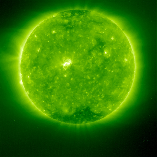 这是太阳在紫外线波段的照片。摄于1996年。(ESA/NASA)