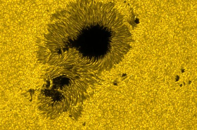 天文学家在一颗恒星表面发现神秘的巨型颗粒状结构-3.jpg