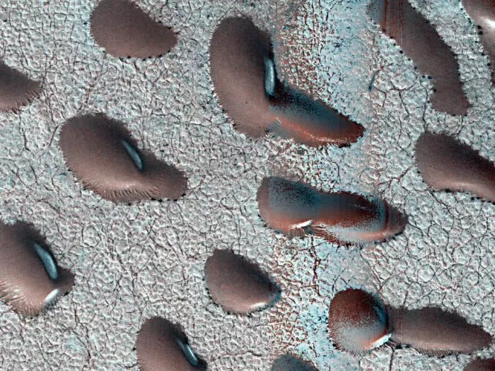 e5-pia26517-hirise-views-frosty-martian-dunes.webp