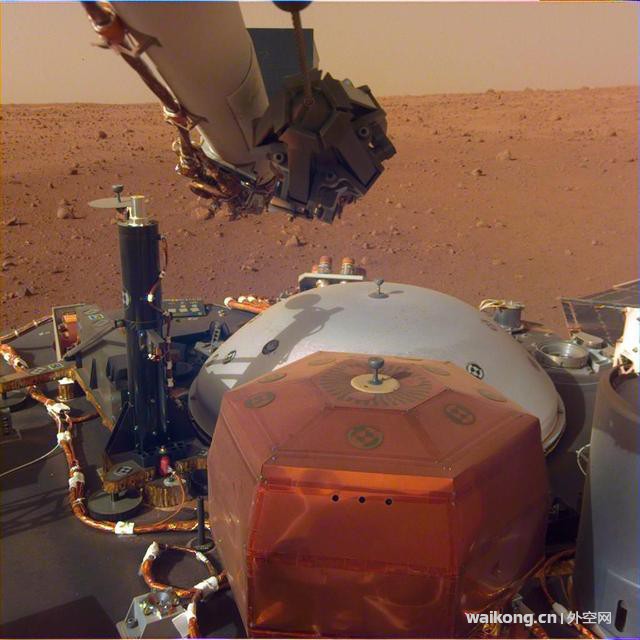 NASA洞察号玩自拍！还伸出手臂，一不小心拍下火星平原景观-1.jpg