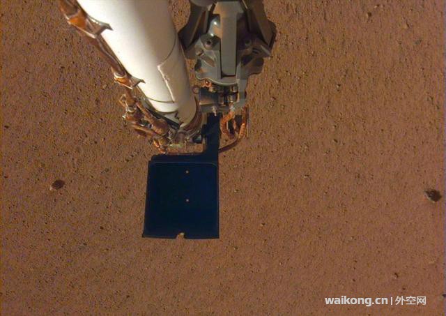 NASA洞察号玩自拍！还伸出手臂，一不小心拍下火星平原景观-2.jpg