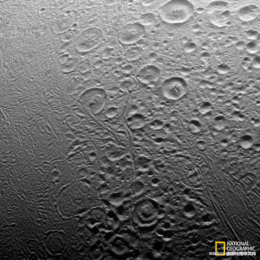 它绕着土星飞呀飞，拍摄了45万多张图像，照片太美了-12.jpg